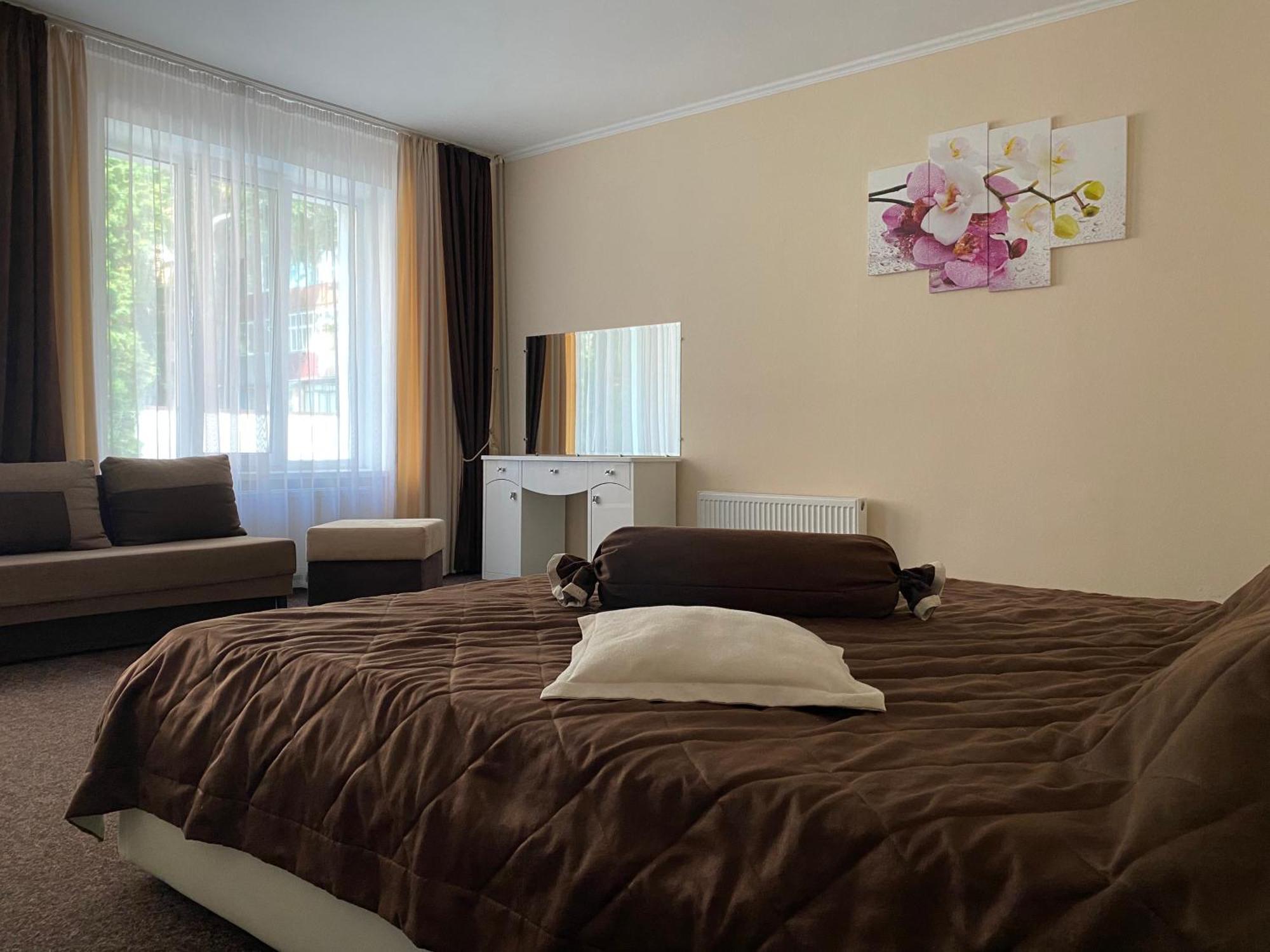 Орхідея Hotel Romny Bagian luar foto