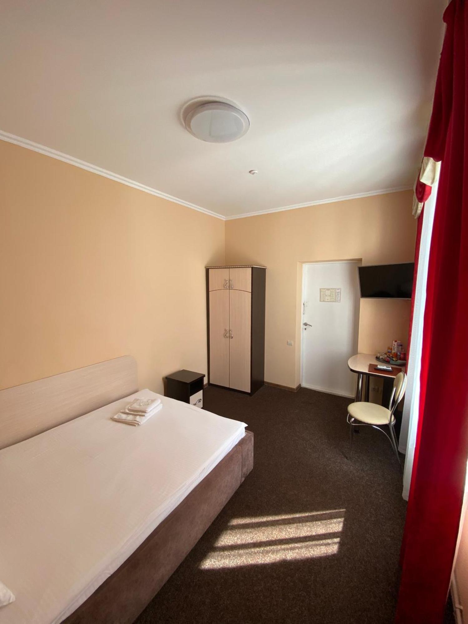 Орхідея Hotel Romny Bagian luar foto