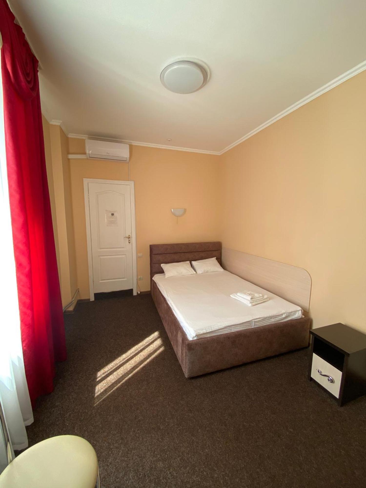 Орхідея Hotel Romny Bagian luar foto
